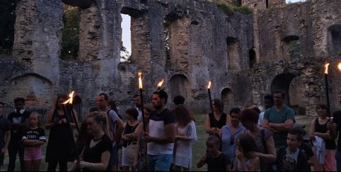 Visite nocturne aux flambeaux du Château de Villandraut, à faire en famille cet été